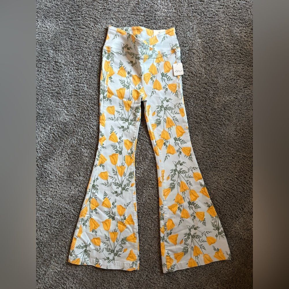 Free People Venice Beach Printed Flare Jeans in Sky Combo Cali Poppies. Size 26 - Picture 4 of 4